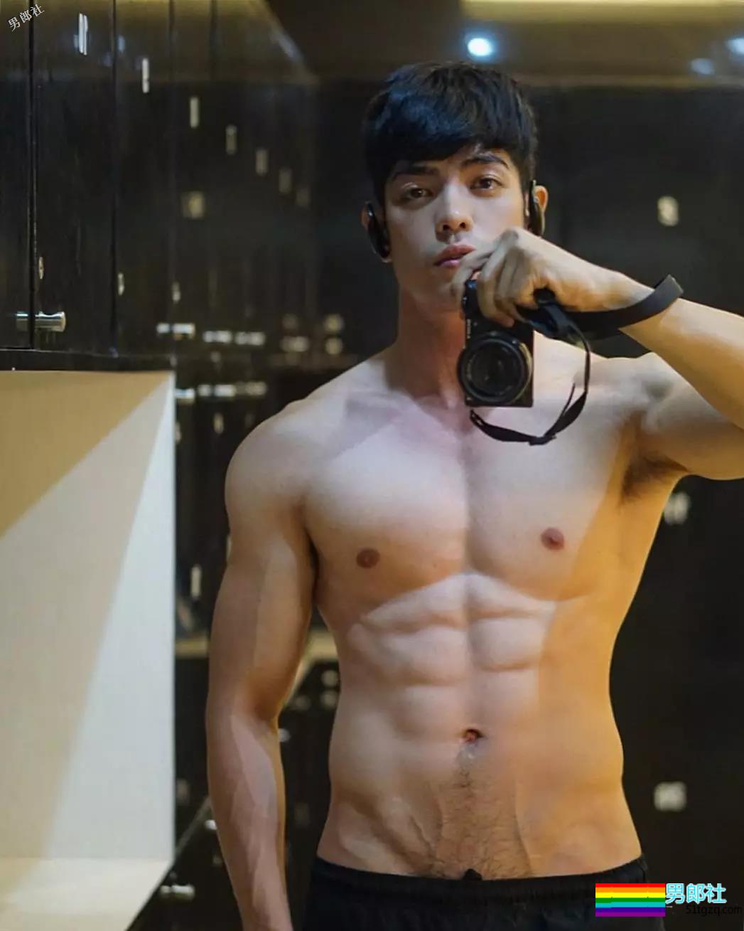 惨！鼻子再大也架不住被黑！筋肉网红遭P图…… - 51虹马