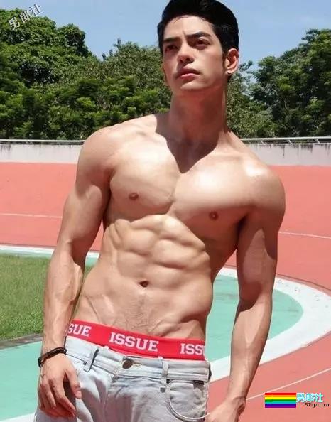 惨！鼻子再大也架不住被黑！筋肉网红遭P图…… - 51虹马