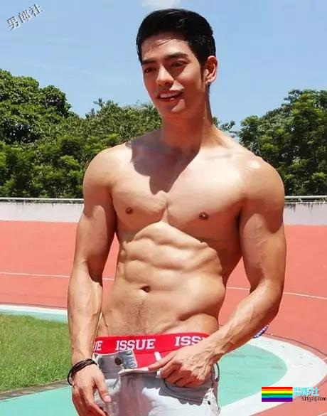 惨！鼻子再大也架不住被黑！筋肉网红遭P图…… - 51虹马