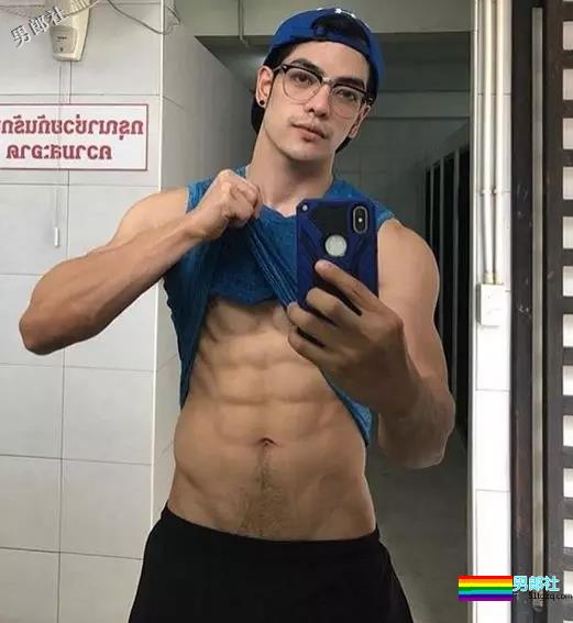 惨！鼻子再大也架不住被黑！筋肉网红遭P图…… - 51虹马