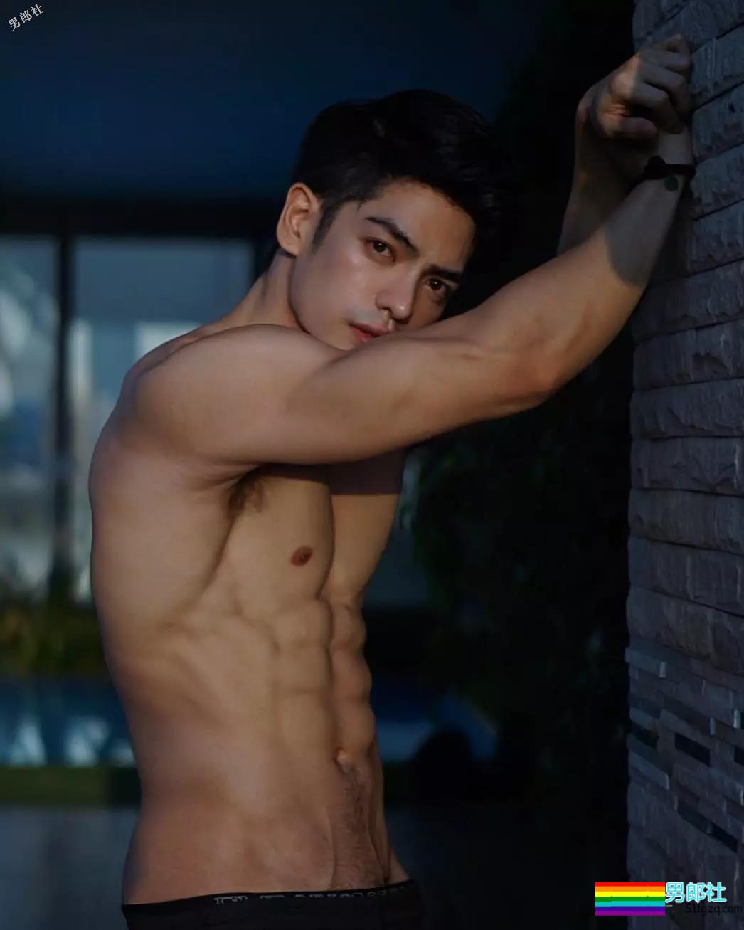 惨！鼻子再大也架不住被黑！筋肉网红遭P图…… - 51虹马