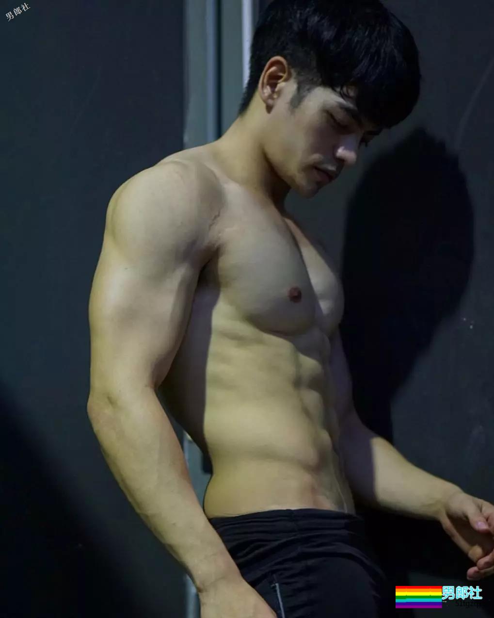 惨！鼻子再大也架不住被黑！筋肉网红遭P图…… - 51虹马