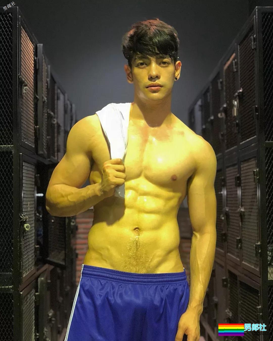 惨！鼻子再大也架不住被黑！筋肉网红遭P图…… - 51虹马