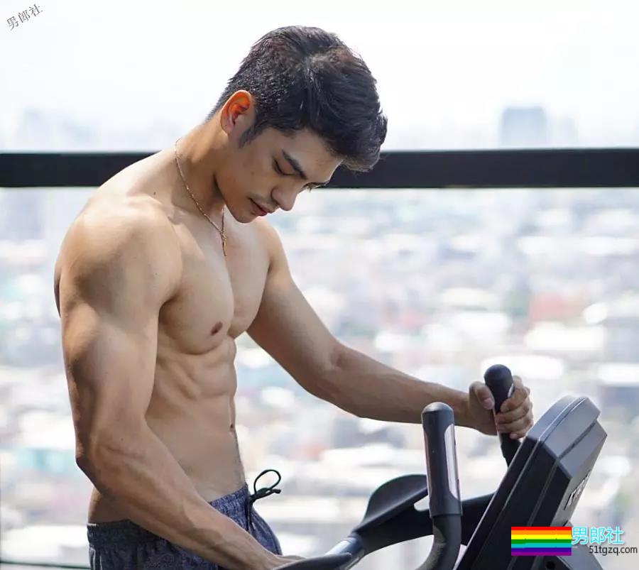 惨！鼻子再大也架不住被黑！筋肉网红遭P图…… - 51虹马