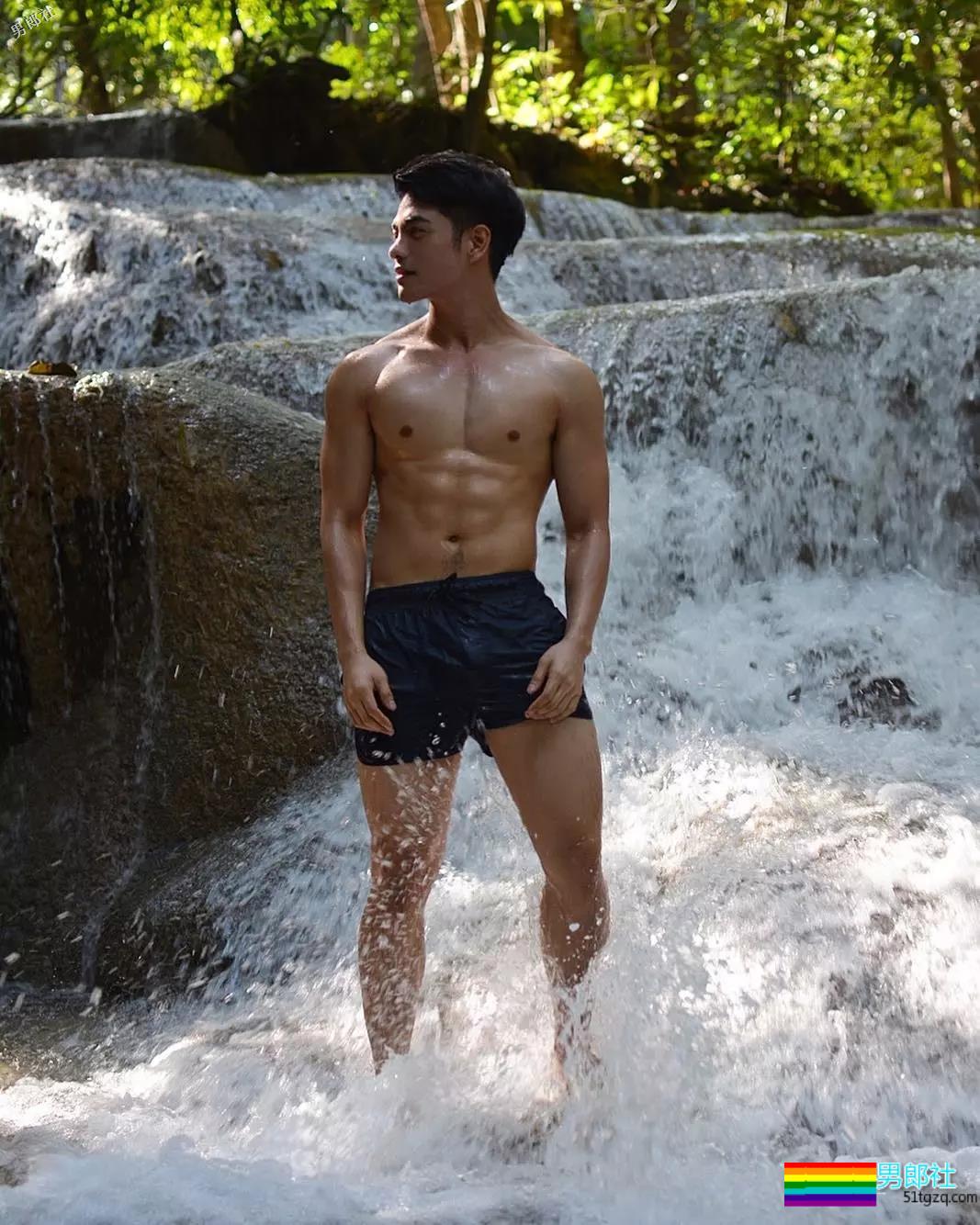 惨！鼻子再大也架不住被黑！筋肉网红遭P图…… - 51虹马