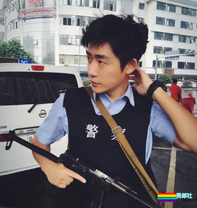 帅破天际！成都一民警湿身照太性感又火了！ - 51虹马