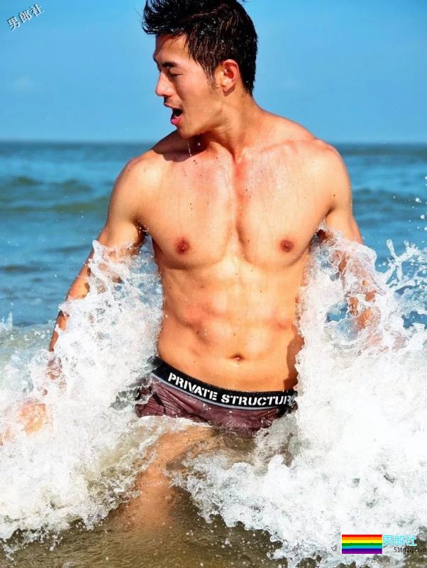 名媛李小兵与外国男友秀恩爱，网盘视频曾火爆网络 - 51虹马