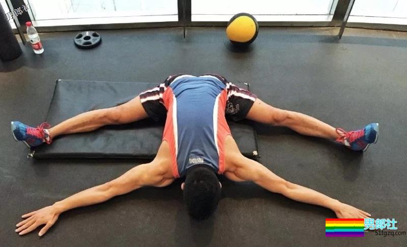 名媛李小兵与外国男友秀恩爱，网盘视频曾火爆网络 - 51虹马