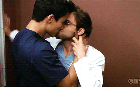 帅气肌肉医生强吻男同事，现又泳池湿身露内裤边 - 51虹马