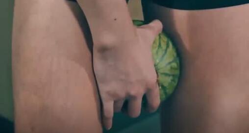 帅哥表演大腿爆西瓜，这综艺也太污了吧！ - 51虹马