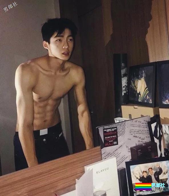 草食系薄肌小鲜肉男模,自拍照被疯传!精悍八块腹肌太skr诱人~-51虹马