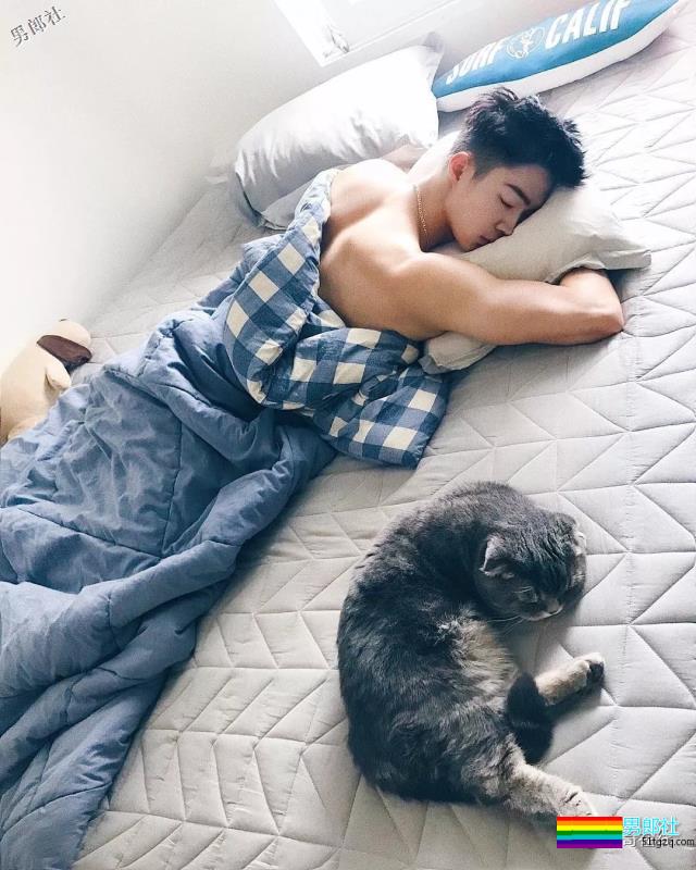 草食系薄肌小鲜肉男模，自拍照被疯传！精悍八块腹肌太skr诱人~ - 51虹马