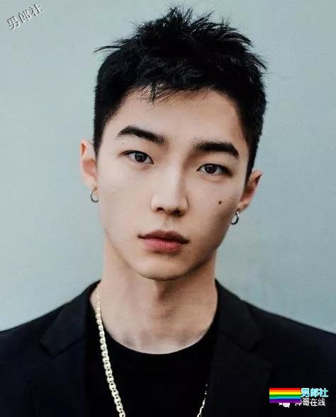 草食系薄肌小鲜肉男模，自拍照被疯传！精悍八块腹肌太skr诱人~ - 51虹马