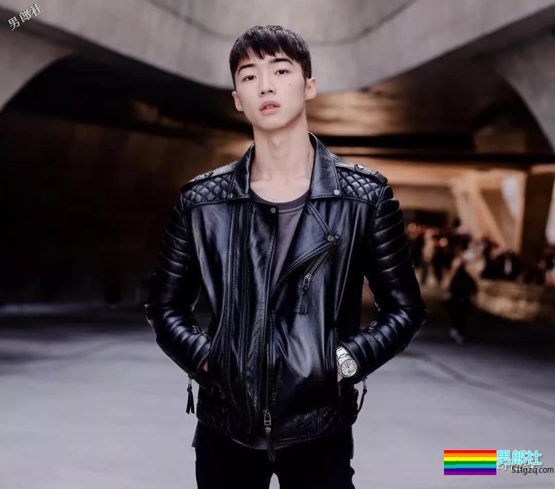 草食系薄肌小鲜肉男模，自拍照被疯传！精悍八块腹肌太skr诱人~ - 51虹马