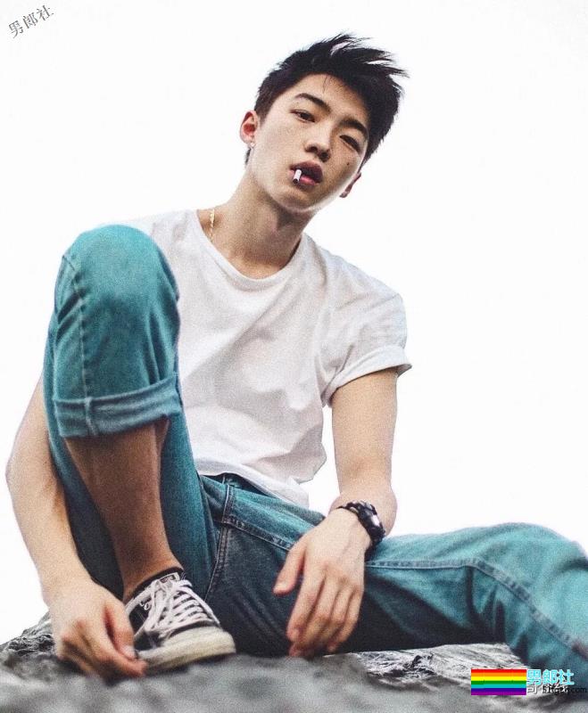 草食系薄肌小鲜肉男模，自拍照被疯传！精悍八块腹肌太skr诱人~ - 51虹马