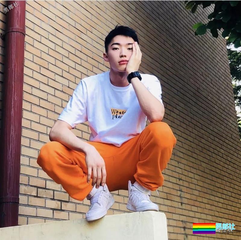 草食系薄肌小鲜肉男模，自拍照被疯传！精悍八块腹肌太skr诱人~ - 51虹马