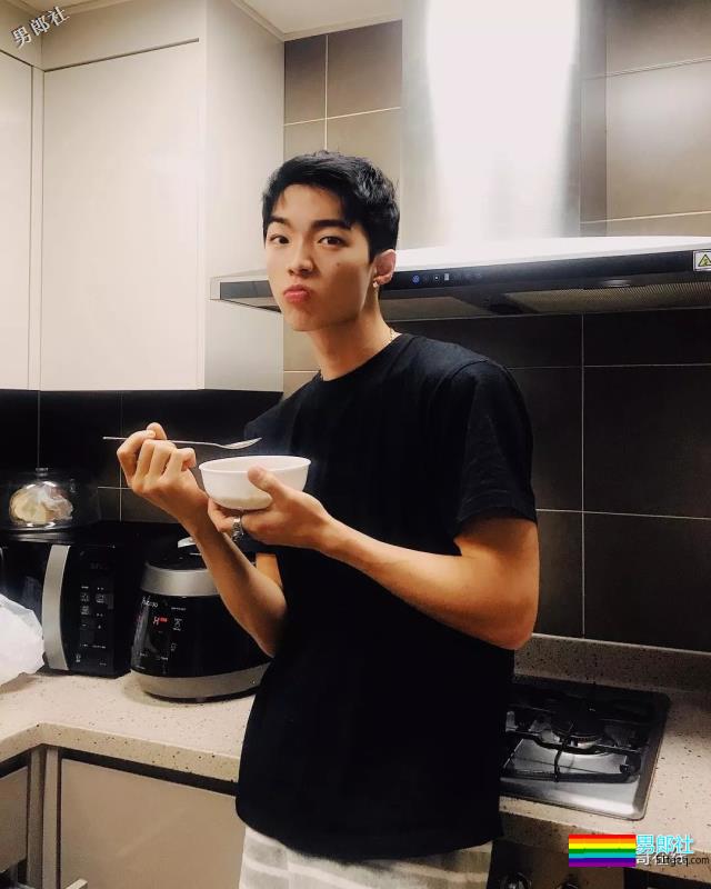 草食系薄肌小鲜肉男模，自拍照被疯传！精悍八块腹肌太skr诱人~ - 51虹马