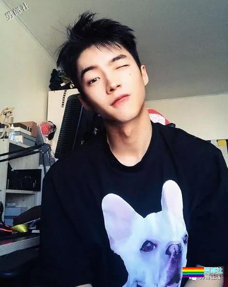 草食系薄肌小鲜肉男模，自拍照被疯传！精悍八块腹肌太skr诱人~ - 51虹马