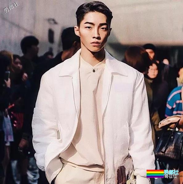 草食系薄肌小鲜肉男模，自拍照被疯传！精悍八块腹肌太skr诱人~ - 51虹马