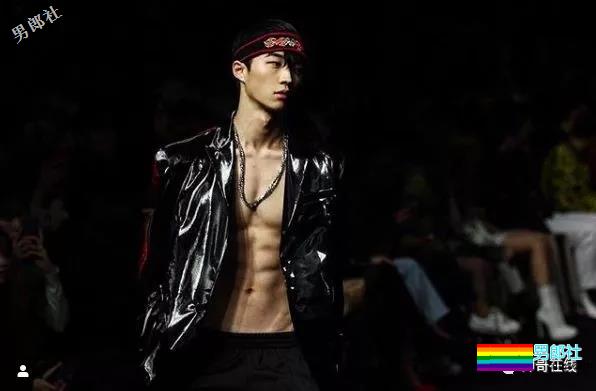 草食系薄肌小鲜肉男模，自拍照被疯传！精悍八块腹肌太skr诱人~ - 51虹马