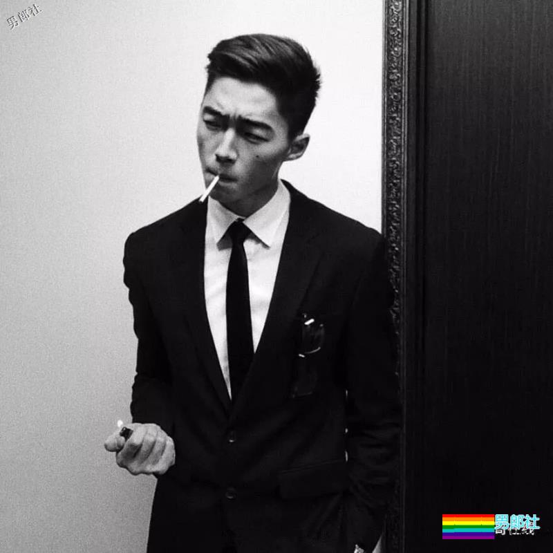 草食系薄肌小鲜肉男模，自拍照被疯传！精悍八块腹肌太skr诱人~ - 51虹马