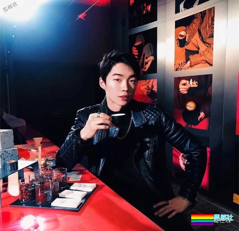 草食系薄肌小鲜肉男模，自拍照被疯传！精悍八块腹肌太skr诱人~ - 51虹马