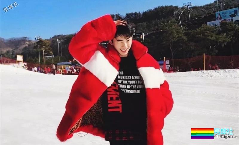 草食系薄肌小鲜肉男模，自拍照被疯传！精悍八块腹肌太skr诱人~ - 51虹马