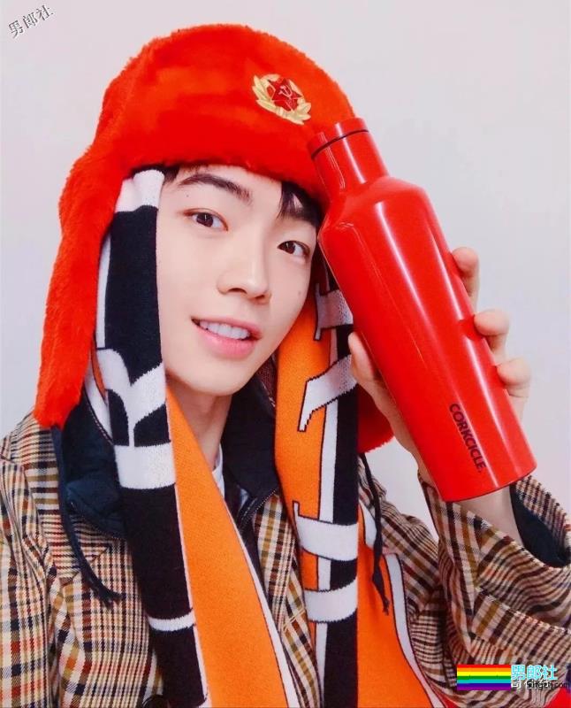 草食系薄肌小鲜肉男模，自拍照被疯传！精悍八块腹肌太skr诱人~ - 51虹马