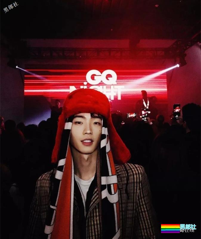 草食系薄肌小鲜肉男模，自拍照被疯传！精悍八块腹肌太skr诱人~ - 51虹马