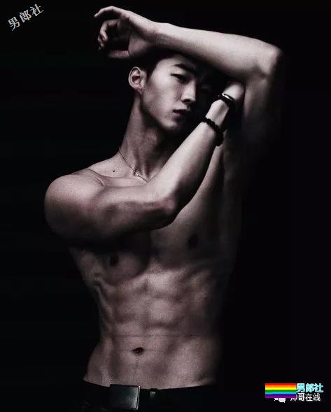 草食系薄肌小鲜肉男模，自拍照被疯传！精悍八块腹肌太skr诱人~ - 51虹马