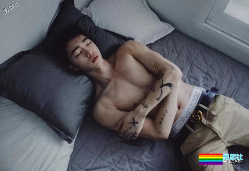 草食系薄肌小鲜肉男模，自拍照被疯传！精悍八块腹肌太skr诱人~ - 51虹马