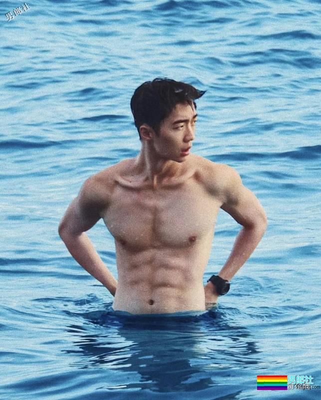 草食系薄肌小鲜肉男模，自拍照被疯传！精悍八块腹肌太skr诱人~ - 51虹马