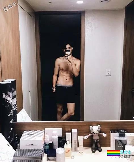 草食系薄肌小鲜肉男模，自拍照被疯传！精悍八块腹肌太skr诱人~ - 51虹马