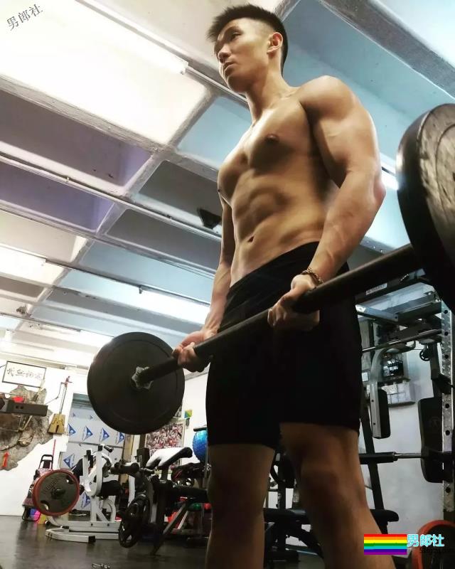 奶凶奶凶的筋肉体育生，荷尔蒙小狼狗躺出「爱你」的样子！ - 51虹马