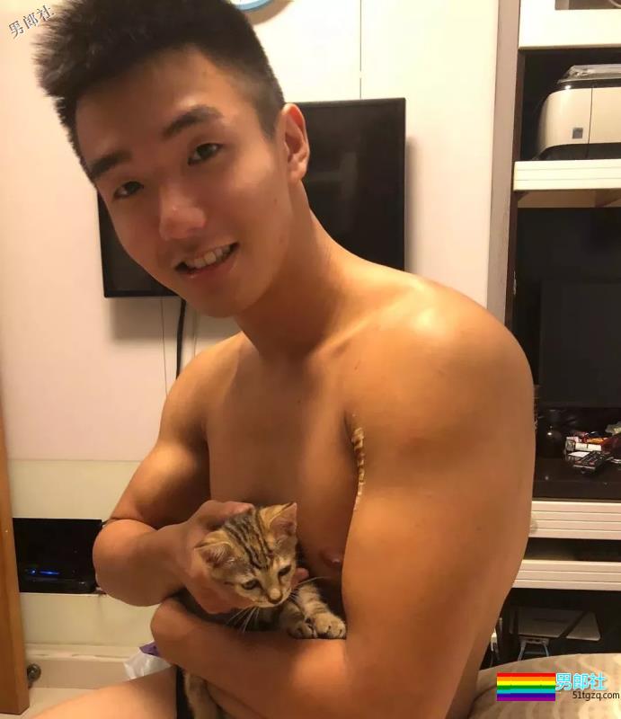 奶凶奶凶的筋肉体育生，荷尔蒙小狼狗躺出「爱你」的样子！ - 51虹马