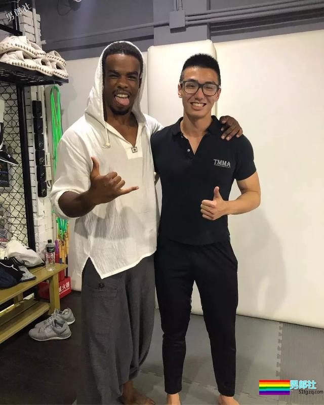 奶凶奶凶的筋肉体育生，荷尔蒙小狼狗躺出「爱你」的样子！ - 51虹马