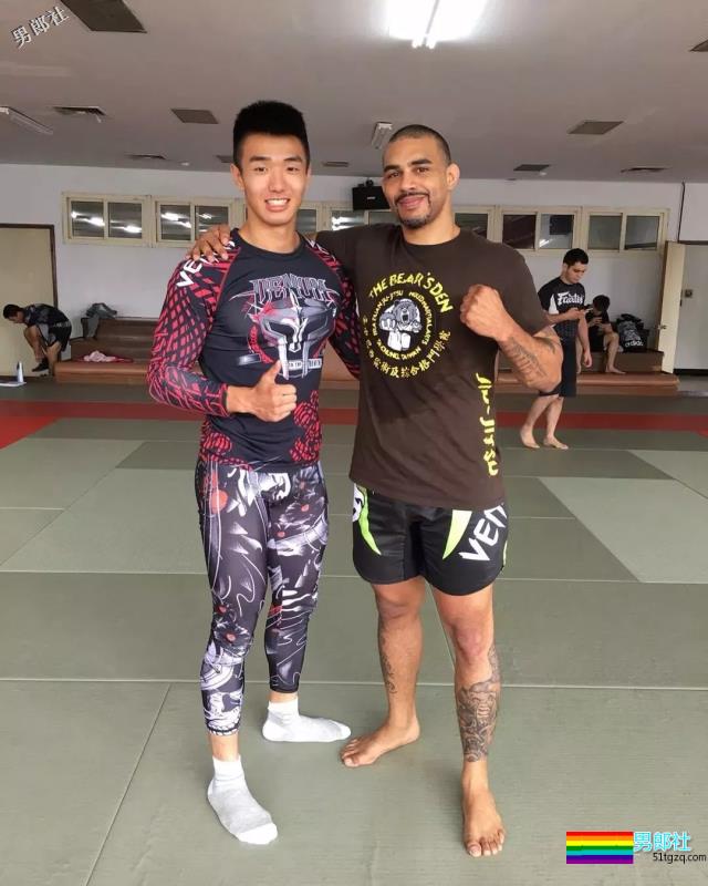 奶凶奶凶的筋肉体育生，荷尔蒙小狼狗躺出「爱你」的样子！ - 51虹马