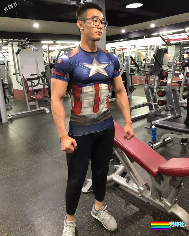 奶凶奶凶的筋肉体育生，荷尔蒙小狼狗躺出「爱你」的样子！ - 51虹马