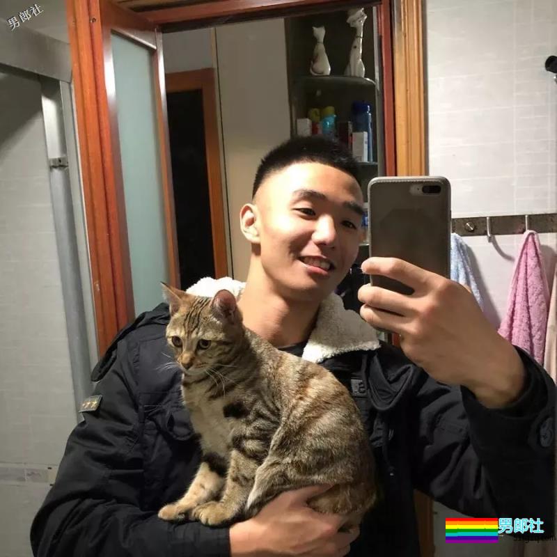 奶凶奶凶的筋肉体育生，荷尔蒙小狼狗躺出「爱你」的样子！ - 51虹马