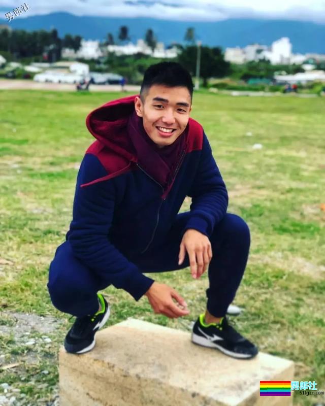 奶凶奶凶的筋肉体育生，荷尔蒙小狼狗躺出「爱你」的样子！ - 51虹马