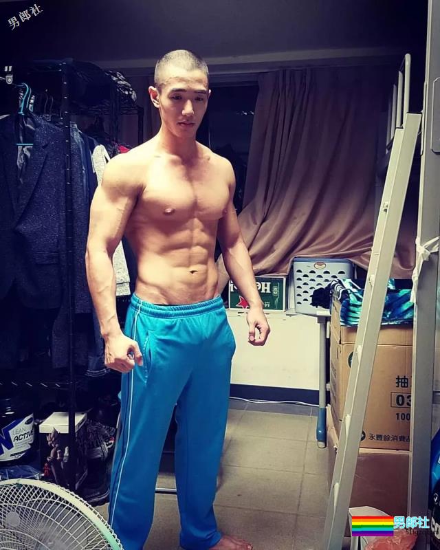 奶凶奶凶的筋肉体育生，荷尔蒙小狼狗躺出「爱你」的样子！ - 51虹马