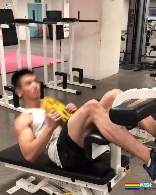 奶凶奶凶的筋肉体育生，荷尔蒙小狼狗躺出「爱你」的样子！ - 51虹马