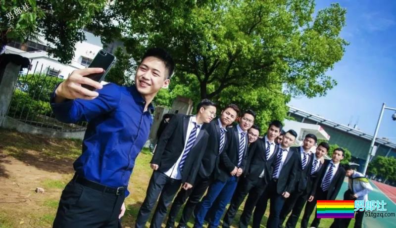 胸肌把衬衫快撑爆的湖北大学小鲜肉海边湿身照被扒了 - 51虹马