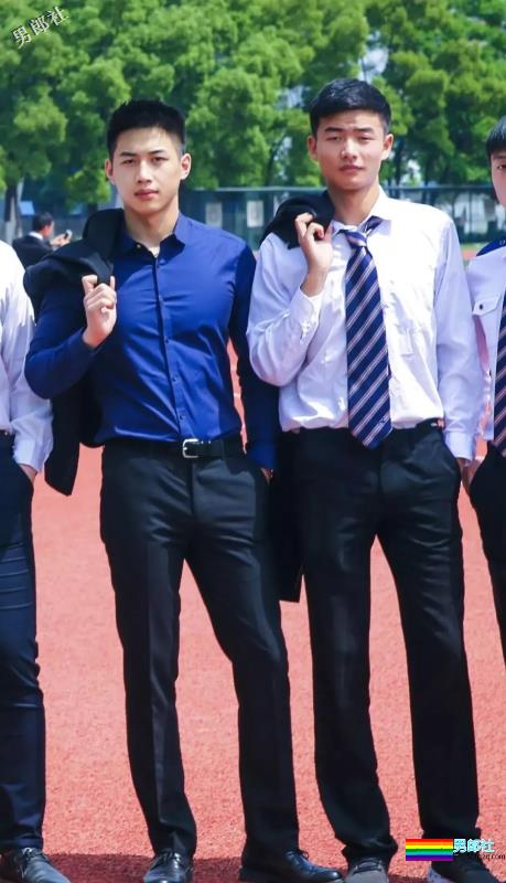 胸肌把衬衫快撑爆的湖北大学小鲜肉海边湿身照被扒了 - 51虹马