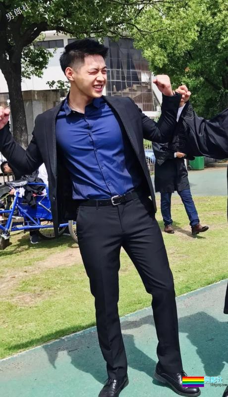 胸肌把衬衫快撑爆的湖北大学小鲜肉海边湿身照被扒了 - 51虹马