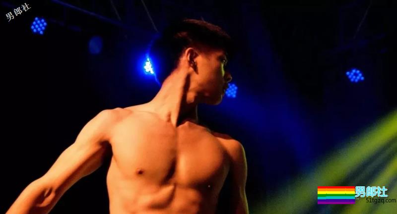 胸肌把衬衫快撑爆的湖北大学小鲜肉海边湿身照被扒了 - 51虹马