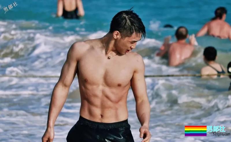 胸肌把衬衫快撑爆的湖北大学小鲜肉海边湿身照被扒了 - 51虹马