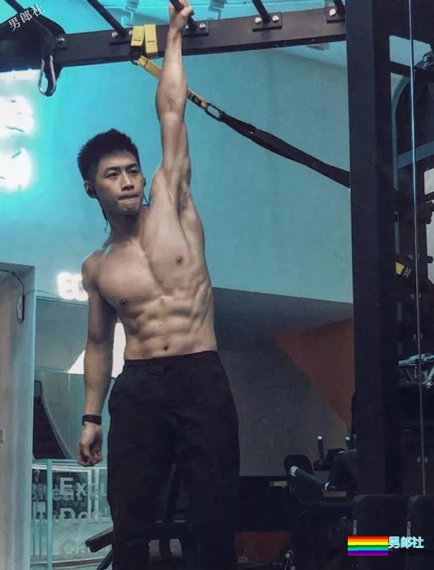 胸肌把衬衫快撑爆的湖北大学小鲜肉海边湿身照被扒了 - 51虹马