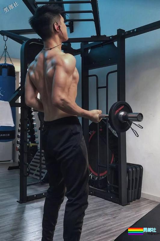 胸肌把衬衫快撑爆的湖北大学小鲜肉海边湿身照被扒了 - 51虹马