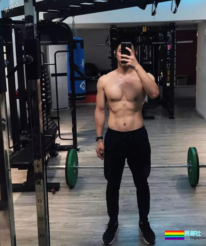 胸肌把衬衫快撑爆的湖北大学小鲜肉海边湿身照被扒了 - 51虹马